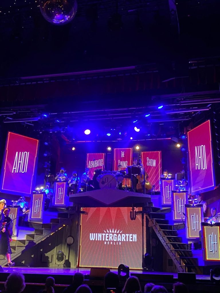 Wintergarten Berlin und „AHOI“: Ein Abend, in dem das Varieté lebendig wird 7dfa18ac 6550 48ad Bd20 475f78f159b4 E689c42e 04c6 4839 978d 86230210cbc7 768x1024